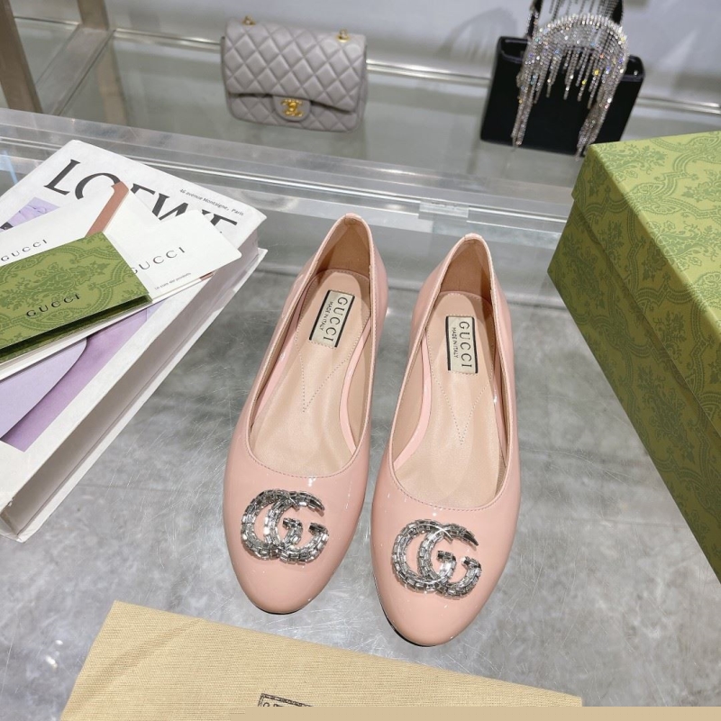 G*u*i flat shoes